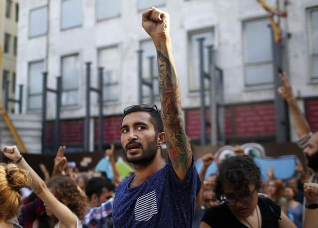 Haos u Istanbulu: Obračun bocama i vodenim topovima Haos u Istanbulu: Obračun bocama i vodenim topovima