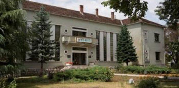 Sjutra zbor boksitaša ispred upravne zgrade Sjutra zbor boksitaša ispred upravne zgrade