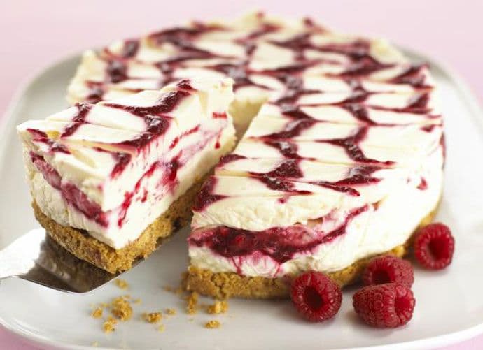 Torta sa malinama i keksom Torta sa malinama i keksom