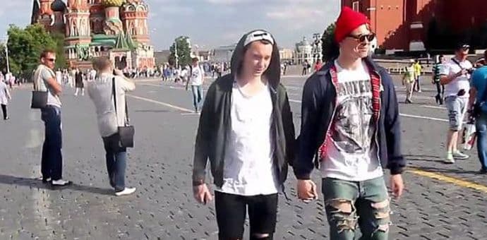 U centru Moskve glumili gej par, a evo kako su Rusi reagovali (VIDEO) U centru Moskve glumili gej par, a evo kako su Rusi reagovali (VIDEO)