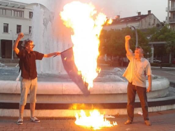 MUP pozvao na razgovor članove Pokreta za neutralnost zbog paljenja NATO zastava MUP pozvao na razgovor članove Pokreta za neutralnost zbog paljenja NATO zastava