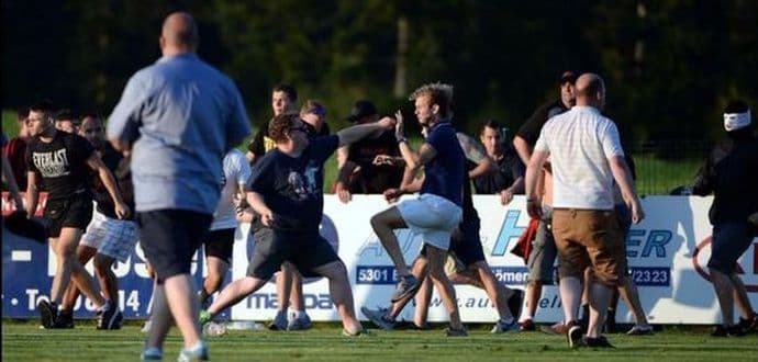 VIDEO: Velika navijačka tuča Njemaca i Engleza VIDEO: Velika navijačka tuča Njemaca i Engleza