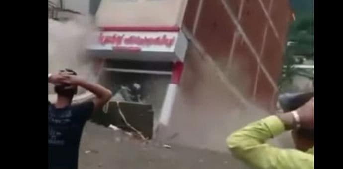 Zgradu pred očima stanara progutala zemlja (VIDEO) Zgradu pred očima stanara progutala zemlja (VIDEO)