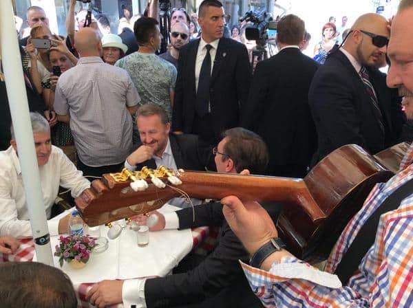Vučić i Izetbegović na piću u Knez Mihailovoj (FOTO) Vučić i Izetbegović na piću u Knez Mihailovoj (FOTO)