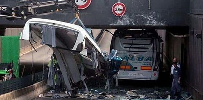 Nadvožnjak odnio krov autobusa, preko trideset povrijeđenih putnika Nadvožnjak odnio krov autobusa, preko trideset povrijeđenih putnika