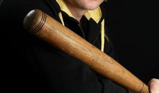 Razbojnik udario radnicu palicom Razbojnik udario radnicu palicom