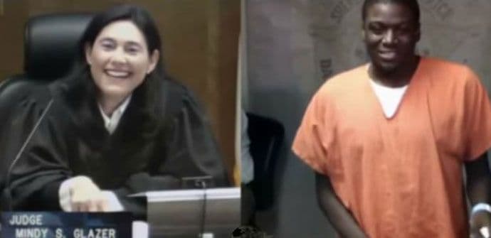 Sutkinja i optuženi se prepoznali, bili zajedno na kruzeru (VIDEO) Sutkinja i optuženi se prepoznali, bili zajedno na kruzeru (VIDEO)