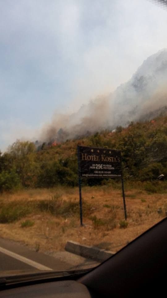 Foto: Veliki požar na izlazu Podgorice, ugrožen saobraćaj Foto: Veliki požar na izlazu Podgorice, ugrožen saobraćaj