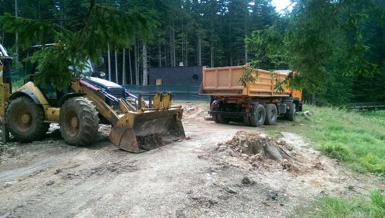 Na Crnom jezeru bagerima i bukom dočekuju turiste Na Crnom jezeru bagerima i bukom dočekuju turiste