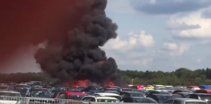 U Velikoj Britaniji avion se srušio na parking, četiri žrtve U Velikoj Britaniji avion se srušio na parking, četiri žrtve
