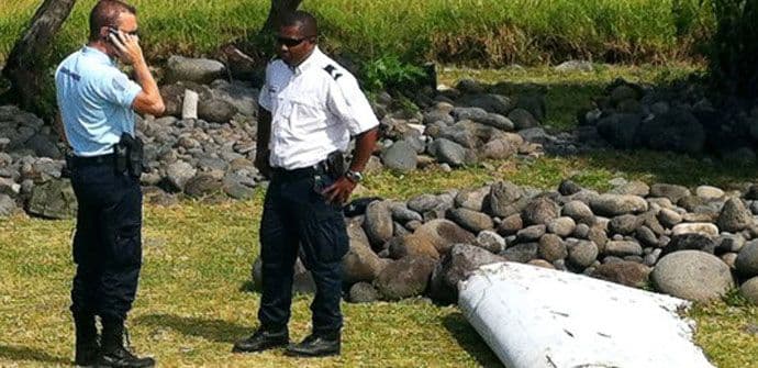 Dio olupine aviona stigao u Pariz Dio olupine aviona stigao u Pariz