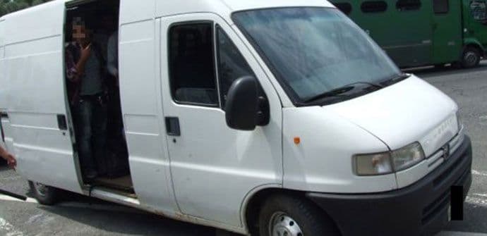 Uhapšeni državljani Srbije i Crne Gore zbog krijumčarenja migranata Uhapšeni državljani Srbije i Crne Gore zbog krijumčarenja migranata