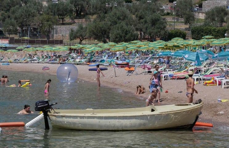 Pješčana uvala Pržno prepuna turista (FOTO) Pješčana uvala Pržno prepuna turista (FOTO)