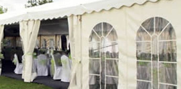 SAD: Pao šator na proslavi, dvoje stradalo SAD: Pao šator na proslavi, dvoje stradalo