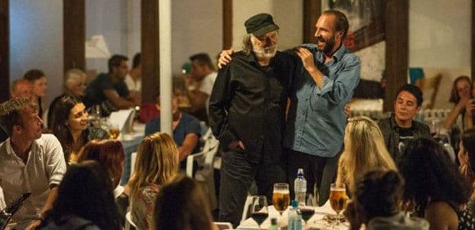 Ralf Fajns ljetuje na Brionima i druži se sa Šerbedžijom Ralf Fajns ljetuje na Brionima i druži se sa Šerbedžijom