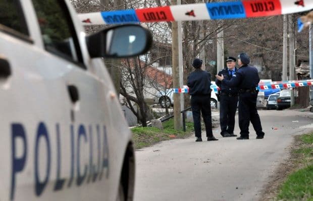 Djevojka pogođena u glavu iz lovačke puške Djevojka pogođena u glavu iz lovačke puške