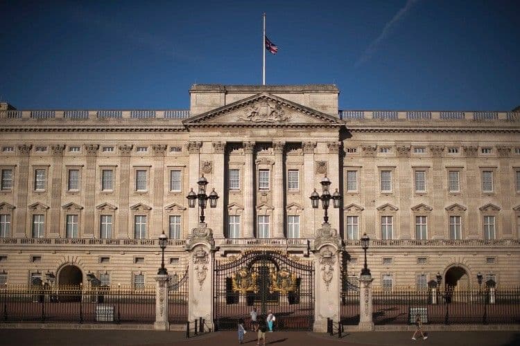 KRALJICA NA ODMORU: Bakingemska palata otvorena za razgledanje KRALJICA NA ODMORU: Bakingemska palata otvorena za razgledanje