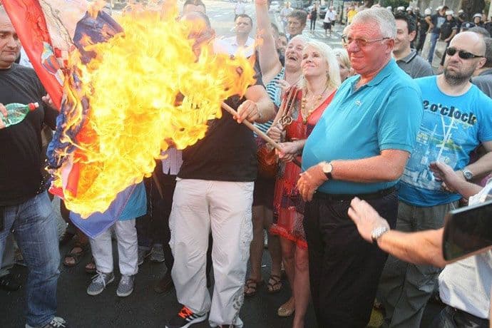 Šešelj ponovo zapalio zastavu Hrvatske Šešelj ponovo zapalio zastavu Hrvatske