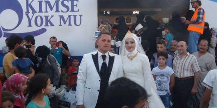 Turska: Mladenci umjesto gostiju pozvali 4.000 izbjeglica iz Sirije Turska: Mladenci umjesto gostiju pozvali 4.000 izbjeglica iz Sirije