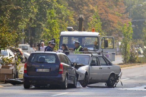 Biciklista poginuo nakon sudara dva automobila Biciklista poginuo nakon sudara dva automobila