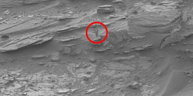 FOTO: Rover Curiosity snimio golu Marsovku? FOTO: Rover Curiosity snimio golu Marsovku?