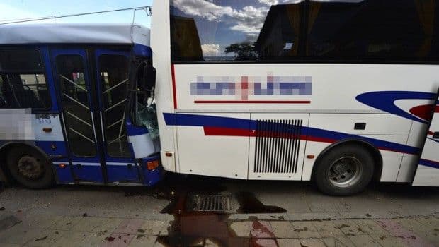 Sudar dva autobusa, desetine osoba povrijeđeno Sudar dva autobusa, desetine osoba povrijeđeno
