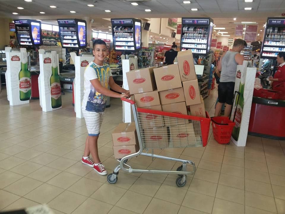 VOLI uručio slatkiše Aleksiću, on istim obradovao mališane iz Bijele  VOLI uručio slatkiše Aleksiću, on istim obradovao mališane iz Bijele