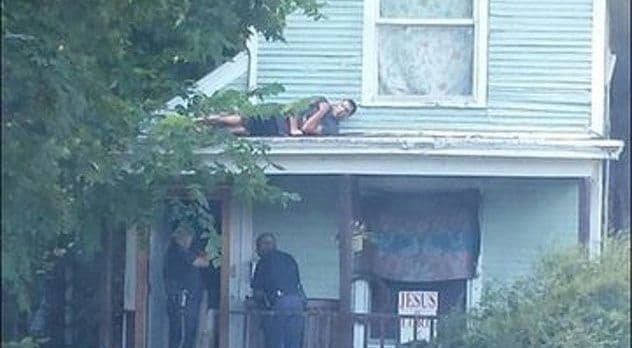 Hit foto: Policajci ulaze u kuću, a osumnjičeni leži na krovu Hit foto: Policajci ulaze u kuću, a osumnjičeni leži na krovu