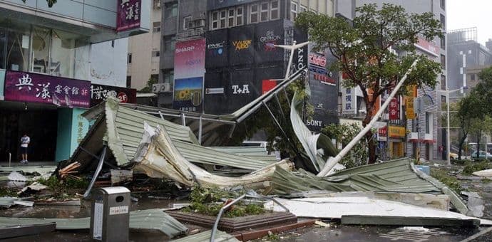 Supertajfun stigao do Kine, hiljade evakuisane Supertajfun stigao do Kine, hiljade evakuisane