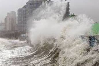 Snažan tajfun pogodio Japan, evakuiše se preko milion građana Snažan tajfun pogodio Japan, evakuiše se preko milion građana