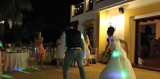 Najbolji prvi ples ikada: Mladenci oduševili goste sjajnom igrom (VIDEO) Najbolji prvi ples ikada: Mladenci oduševili goste sjajnom igrom (VIDEO)