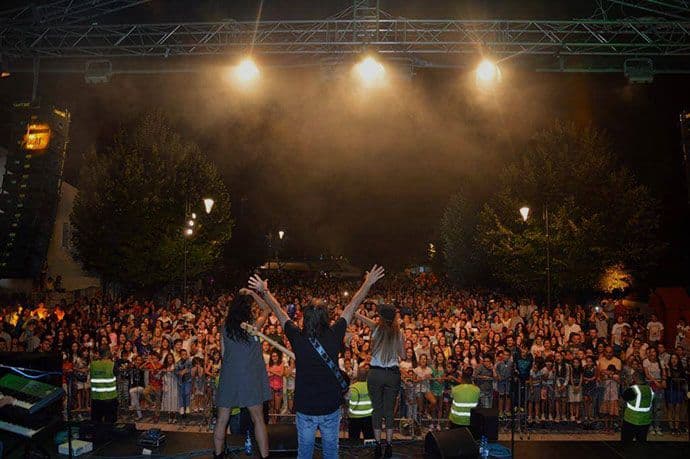 "Neverne bebe" napunile Dvorski trg na Cetinju "Neverne bebe" napunile Dvorski trg na Cetinju