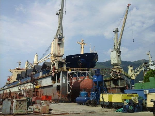 Bivši radnici Brodogradilišta spriječili potonuće italijanskog broda Bivši radnici Brodogradilišta spriječili potonuće italijanskog broda