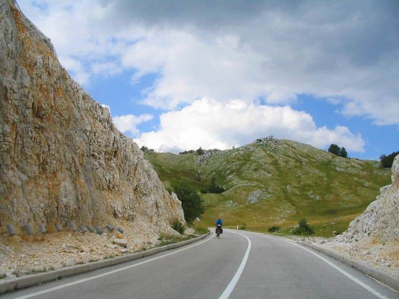 Sletjeli s puta u provaliju Sletjeli s puta u provaliju