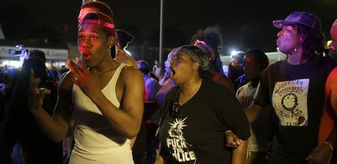 Za crnkinju lisice, za naoružanog bijelca razgovor Za crnkinju lisice, za naoružanog bijelca razgovor