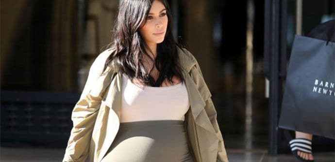 Selfi: Kim Kardašijan pozirala gola da bi dokazala da je trudna Selfi: Kim Kardašijan pozirala gola da bi dokazala da je trudna