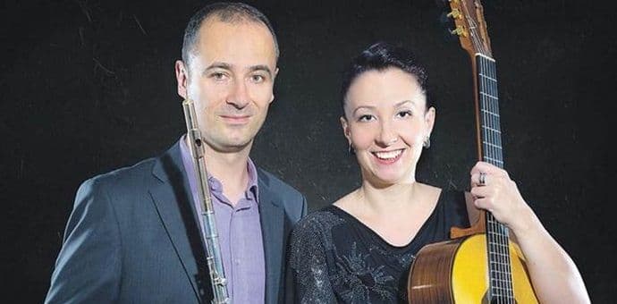 BARSKI LJETOPIS: Duo Brajović - Nikčević ispred Dvorca Kralja Nikole BARSKI LJETOPIS: Duo Brajović - Nikčević ispred Dvorca Kralja Nikole