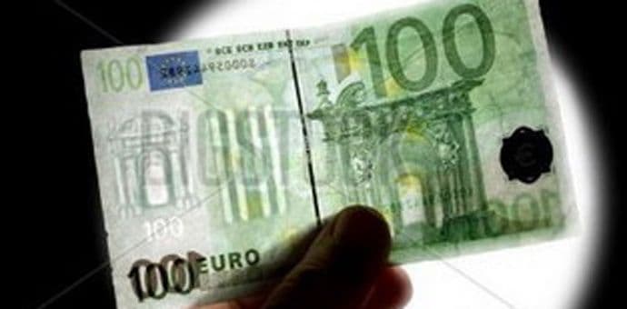 Tri osobe uhapšene zbog sumnje da su plasirale falsifikovane novčanice Tri osobe uhapšene zbog sumnje da su plasirale falsifikovane novčanice