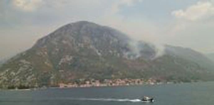 Iznad Perasta već treći dan traje požar Iznad Perasta već treći dan traje požar