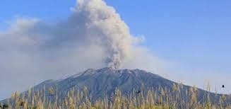 EKVADOR:  Vulkan izbacio oblak pepela visok pet kilometara   EKVADOR:  Vulkan izbacio oblak pepela visok pet kilometara