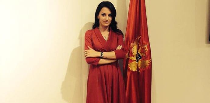 RAZOTKRIVANJE - Svetlana SOŠIĆ: Avanture nevaljale djevojčice RAZOTKRIVANJE - Svetlana SOŠIĆ: Avanture nevaljale djevojčice