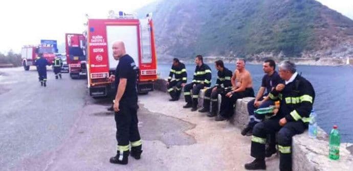 Vatrogasci kontrolišu požar u Verigama, kupači evakuisani Vatrogasci kontrolišu požar u Verigama, kupači evakuisani