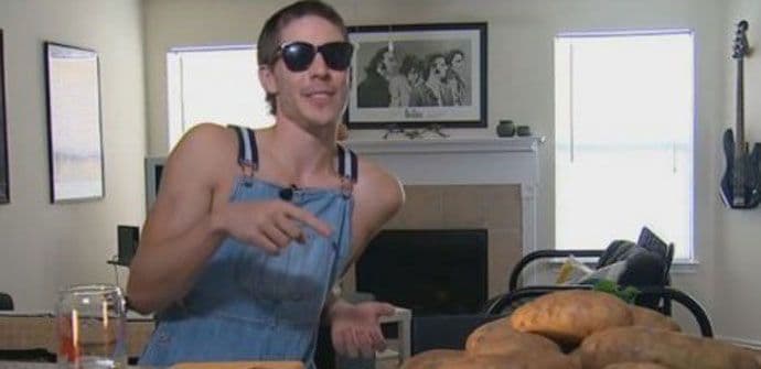 Zarađuje 10.000 dolara mjesečno, a sve što mu je potrebno su krompir i olovka (VIDEO) Zarađuje 10.000 dolara mjesečno, a sve što mu je potrebno su krompir i olovka (VIDEO)