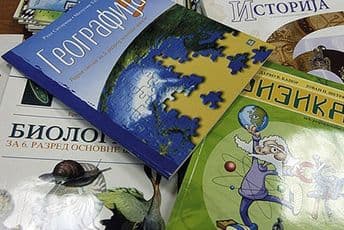 Zavod počeo distribuciju besplatnih udžbenika za sedmi, osmi i deveti razred Zavod počeo distribuciju besplatnih udžbenika za sedmi, osmi i deveti razred