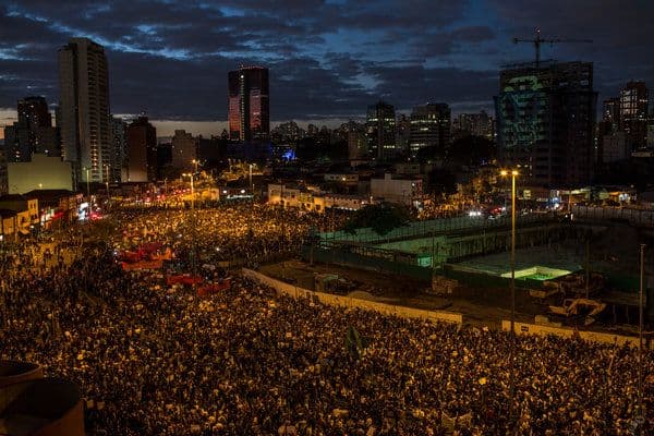 Brazil: Stotine hiljada ljudi na protestima za smjenu predsjednice Brazil: Stotine hiljada ljudi na protestima za smjenu predsjednice