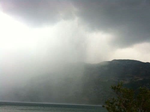 Oluja poslije duge žege nosila sve pred sobom (VIDEO) Oluja poslije duge žege nosila sve pred sobom (VIDEO)