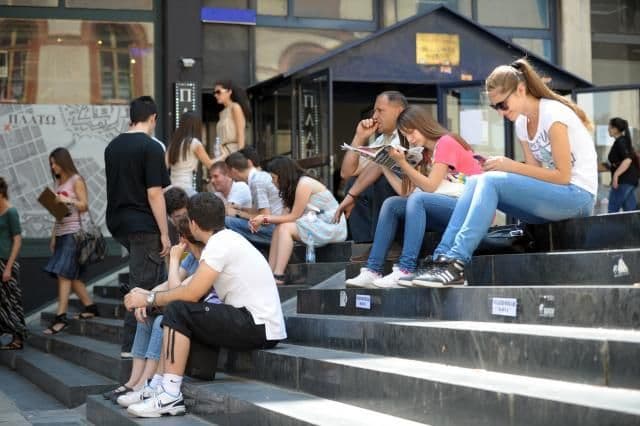 Peticiju potpisalo 15.000 ljudi, besplatno školovanje samo za 500 Srba iz CG Peticiju potpisalo 15.000 ljudi, besplatno školovanje samo za 500 Srba iz CG