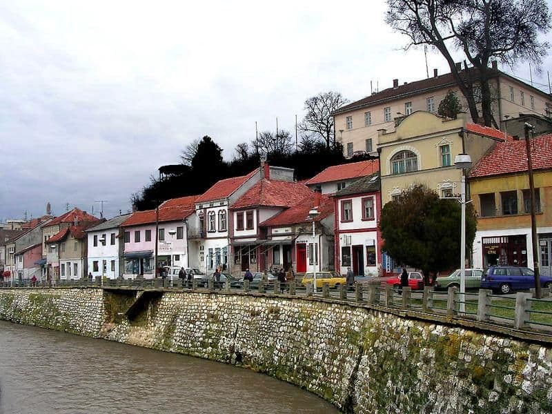 Maloljetnik nožem povrijedio muškarca Maloljetnik nožem povrijedio muškarca