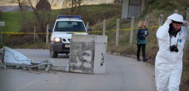 Policija traga za pljačkašima: Iščupali i odvukli bankomat Policija traga za pljačkašima: Iščupali i odvukli bankomat