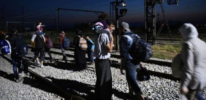 Izbjeglice obustavile željeznički saobraćaj u Austriji Izbjeglice obustavile željeznički saobraćaj u Austriji